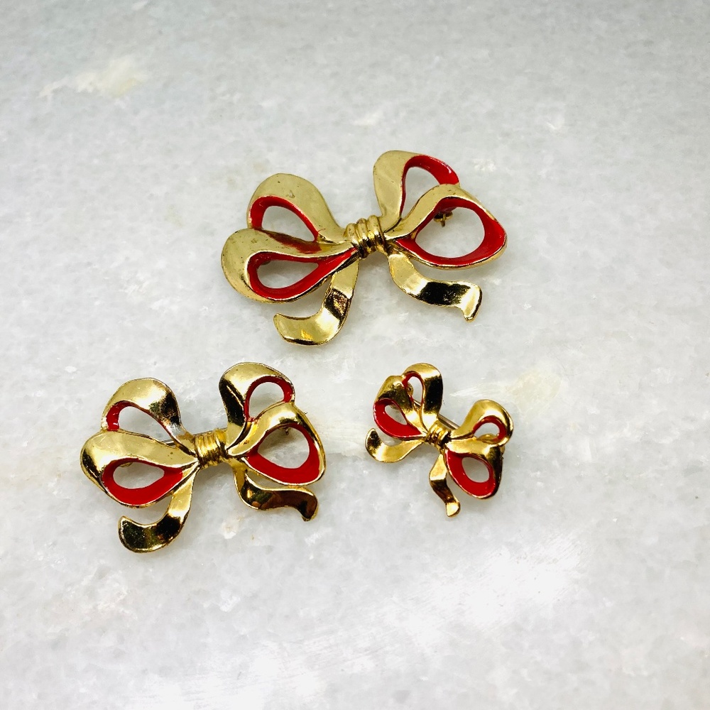 Vintage Set of Three Sizes Red Gold Bow Scatter Pin Brooches 1950s Cute 1.75”